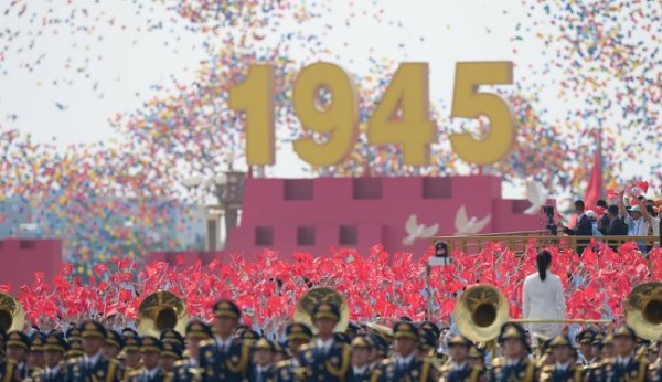 恒瑞盈 感受九三阅兵观礼台的中式色彩浪漫 色彩里的“中式浪漫”