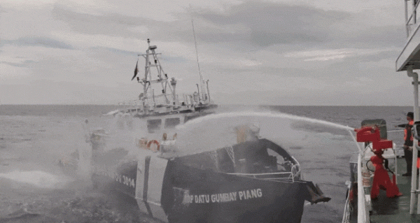 启远网 面对中国海警水炮喷射，菲律宾人员挥舞白旗求饶